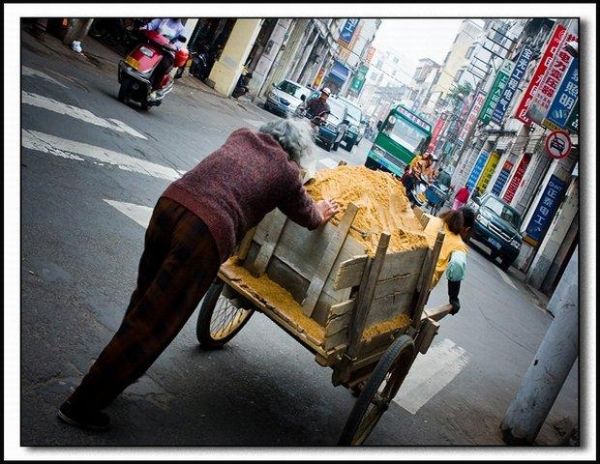 平民生活( 誰在吸干民眾的血汗錢)