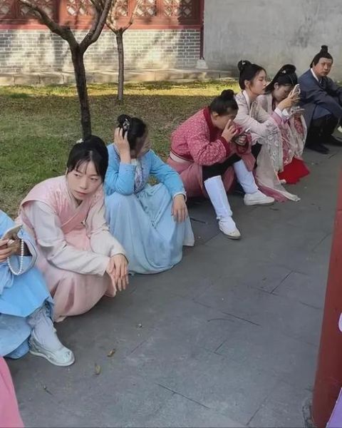 橫店群演的真實(shí)生活(橫店群演的生活到底有多難)